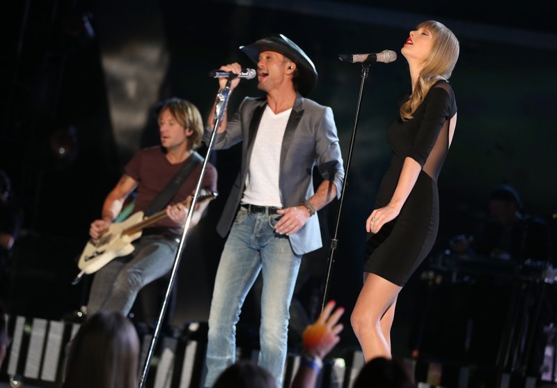 Taylor Swift at ACM Presents: Tim McGraw's Superstar Summer Night — photo 76