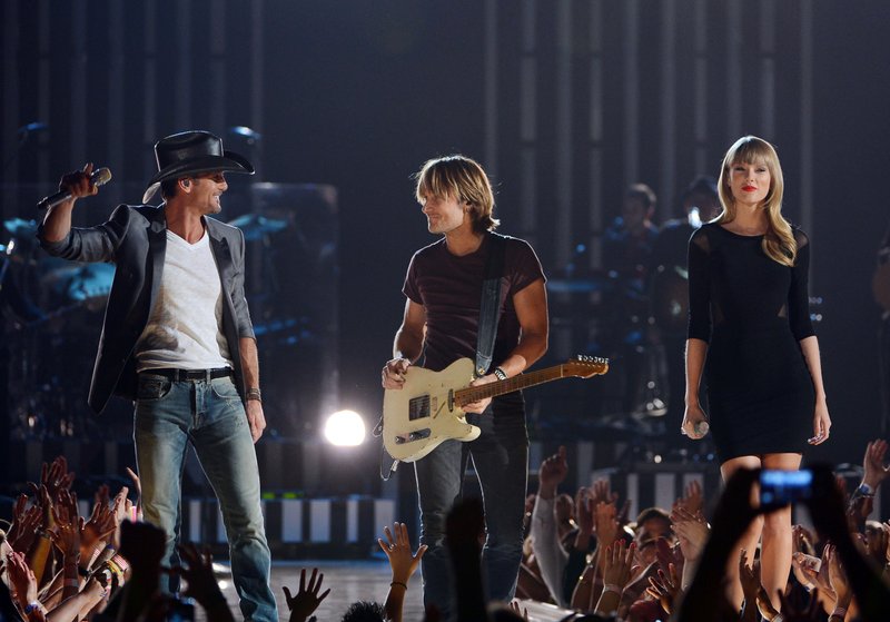 Taylor Swift at ACM Presents: Tim McGraw's Superstar Summer Night — photo 91