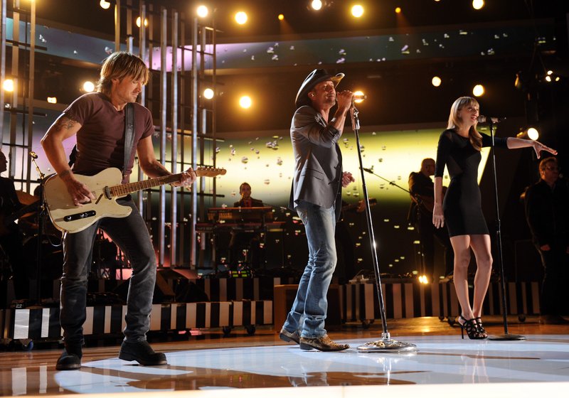 Taylor Swift at ACM Presents: Tim McGraw's Superstar Summer Night — photo 110