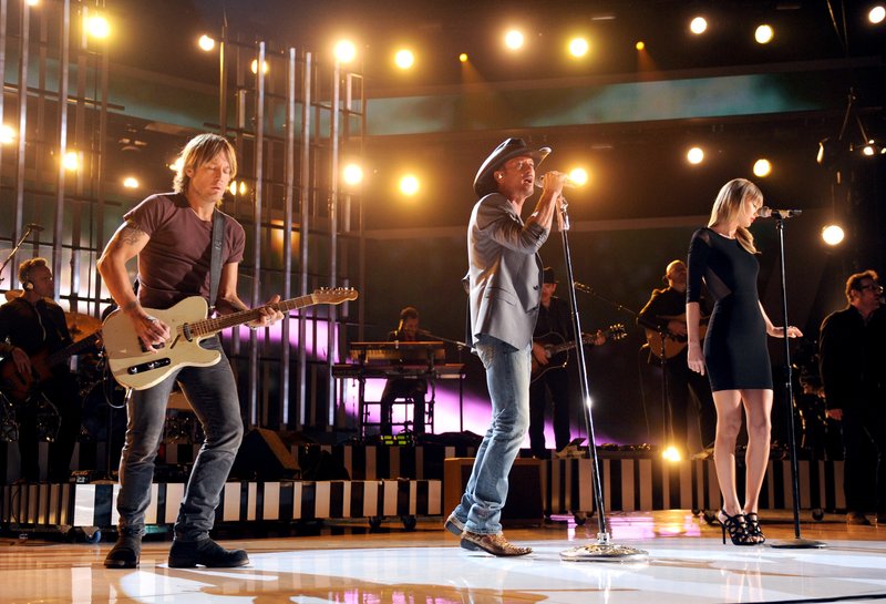 Taylor Swift at ACM Presents: Tim McGraw's Superstar Summer Night — photo 111