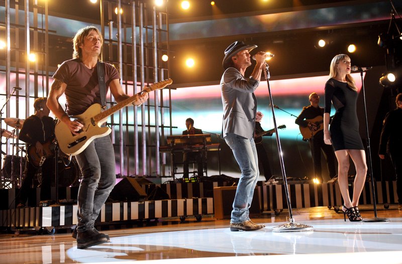 Taylor Swift at ACM Presents: Tim McGraw's Superstar Summer Night — photo 112