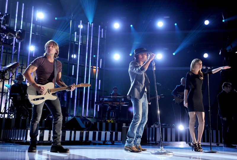 Taylor Swift at ACM Presents: Tim McGraw's Superstar Summer Night — photo 113