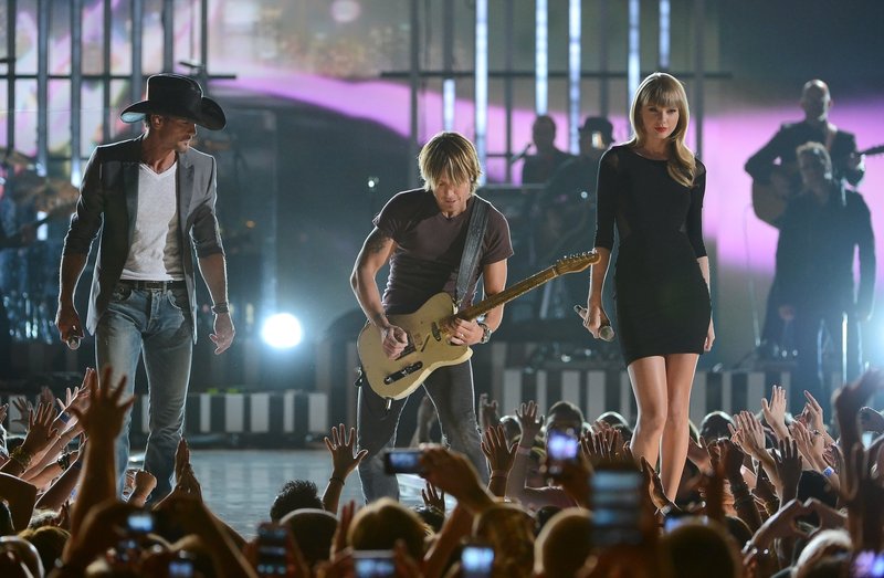 Taylor Swift at ACM Presents: Tim McGraw's Superstar Summer Night — photo 124