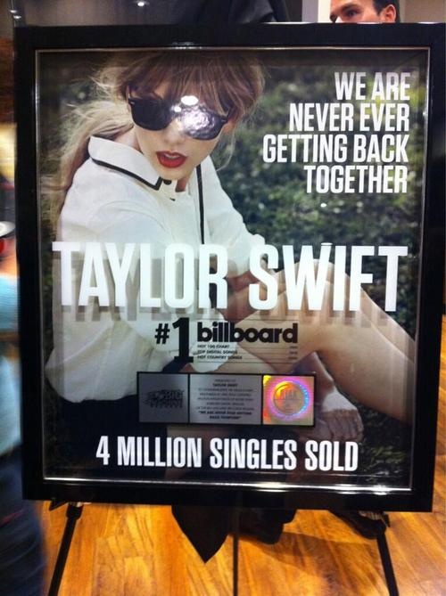 Taylor Swift at Big Machine Records Press Party — photo 7