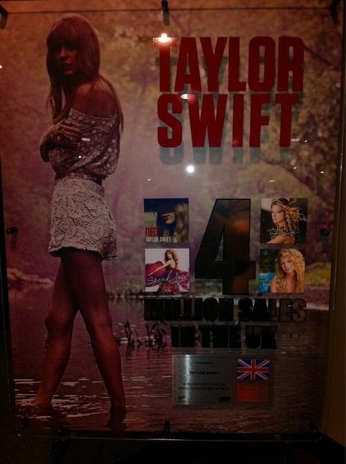 Taylor Swift at Big Machine Records Press Party — photo 9