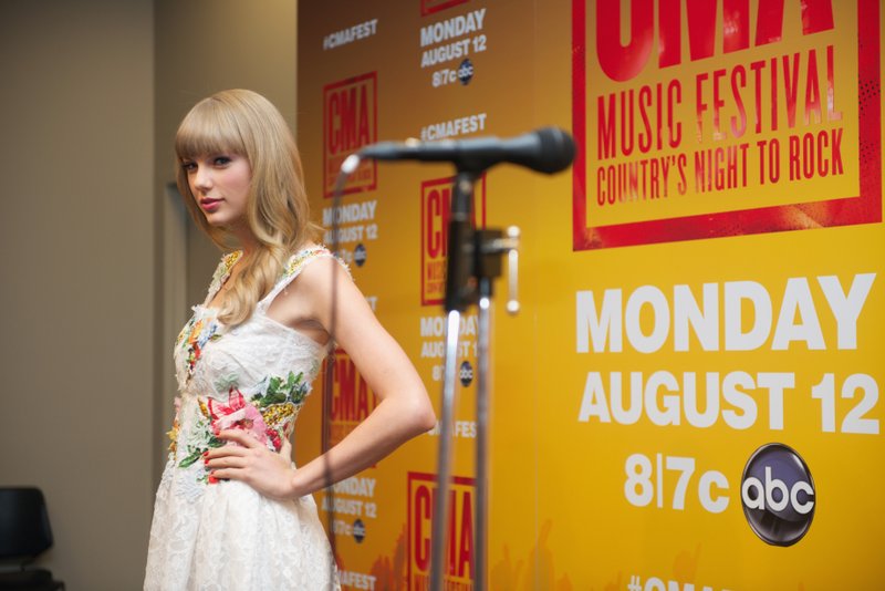 Taylor Swift at 2013 CMA Music Festival Press Conference — photo 4