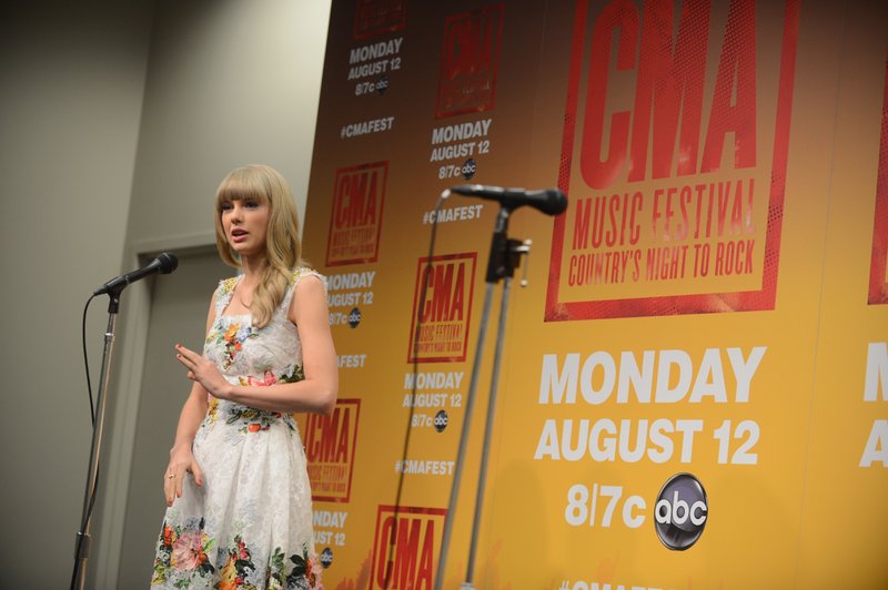 Taylor Swift at 2013 CMA Music Festival Press Conference — photo 7