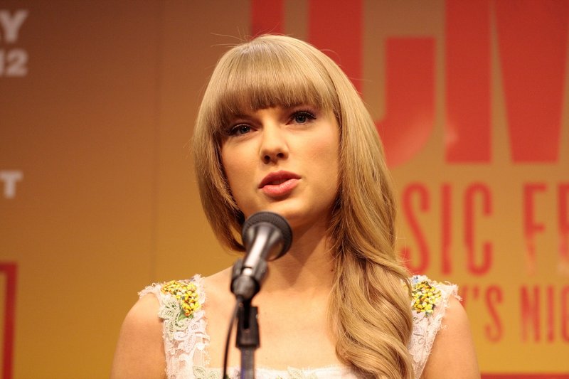 Taylor Swift at 2013 CMA Music Festival Press Conference — photo 24