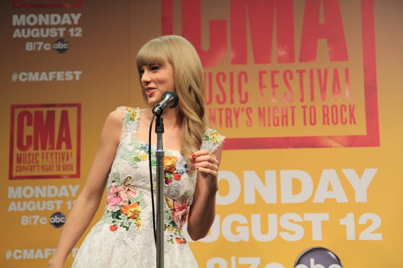 Taylor Swift at 2013 CMA Music Festival Press Conference — photo 53