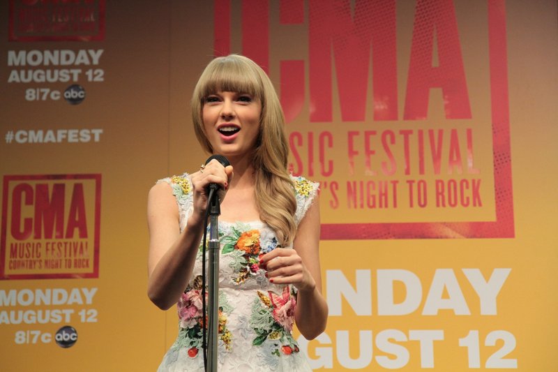 Taylor Swift at 2013 CMA Music Festival Press Conference — photo 54