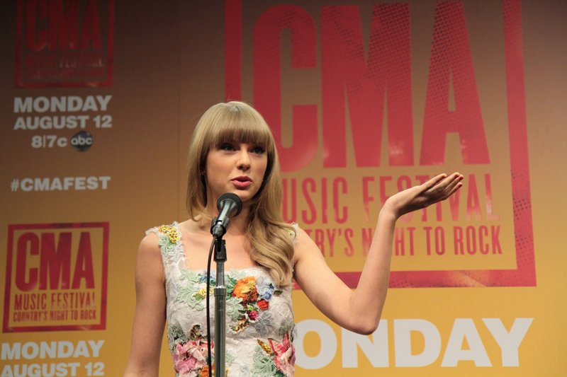 Taylor Swift at 2013 CMA Music Festival Press Conference — photo 65