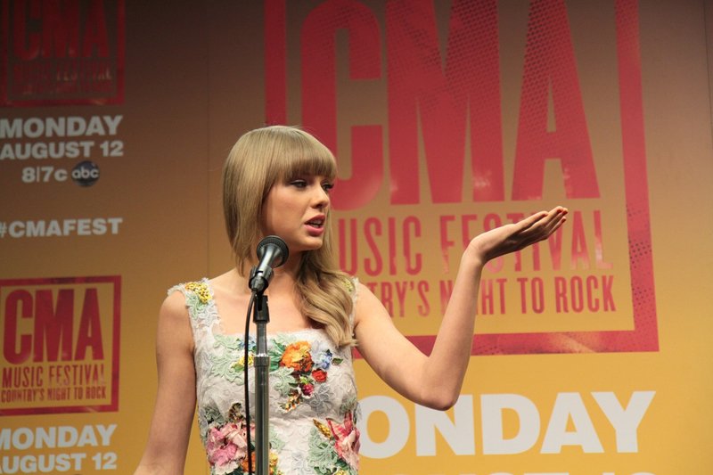 Taylor Swift at 2013 CMA Music Festival Press Conference — photo 66