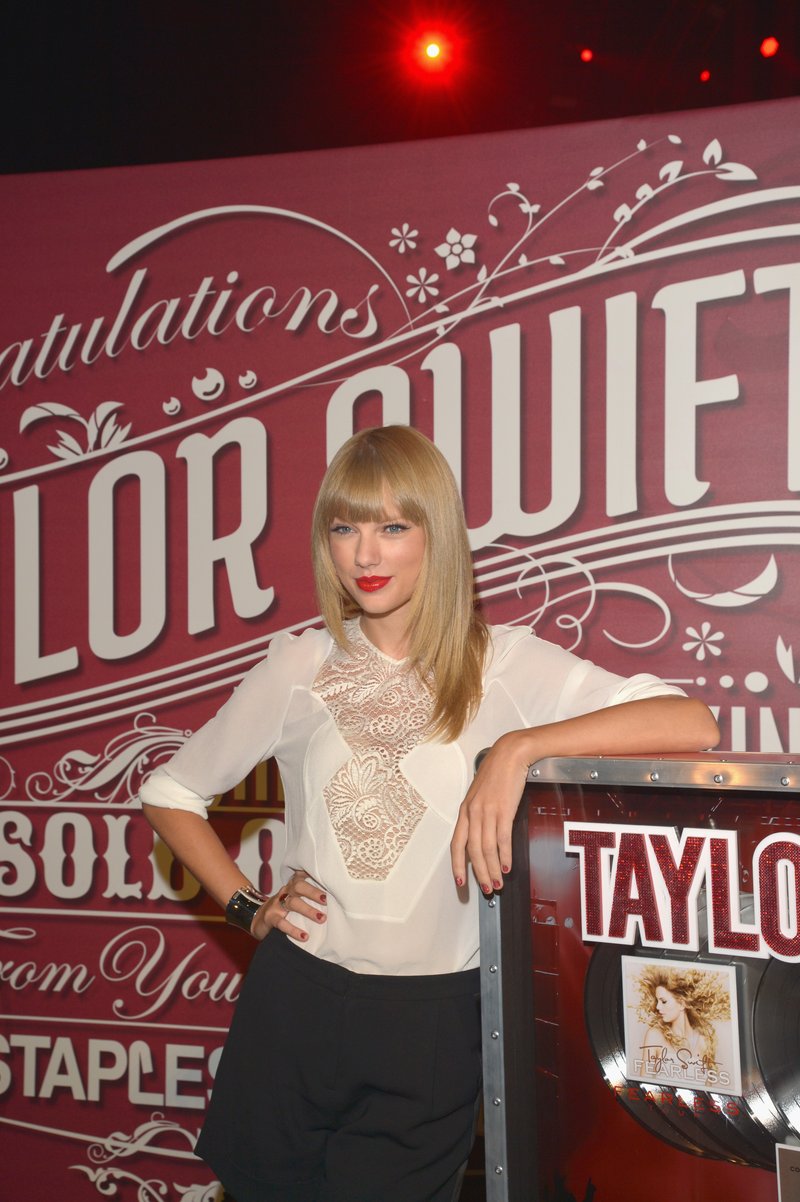 Taylor Swift at Staples Center Press Conference — photo 31