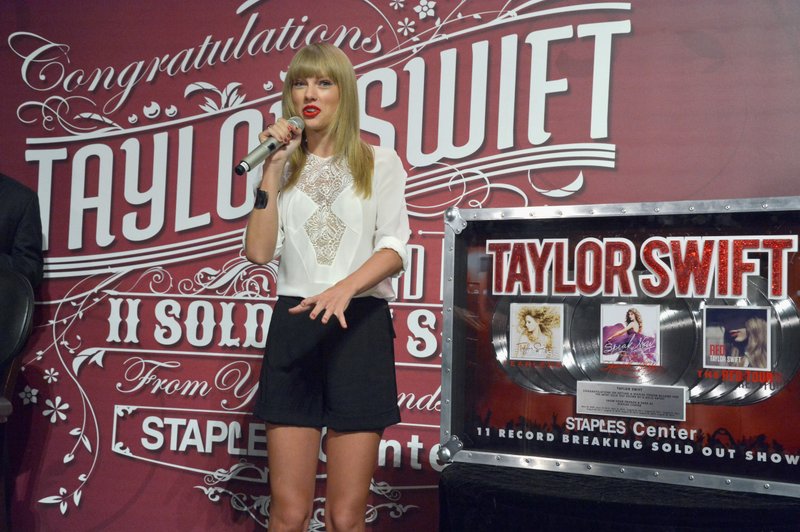 Taylor Swift at Staples Center Press Conference — photo 41