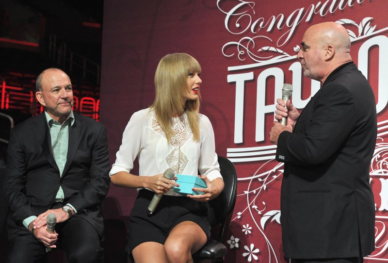 Taylor Swift at Staples Center Press Conference — photo 67