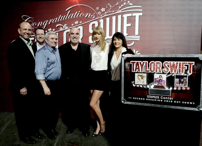 Taylor Swift at Staples Center Press Conference — photo 73