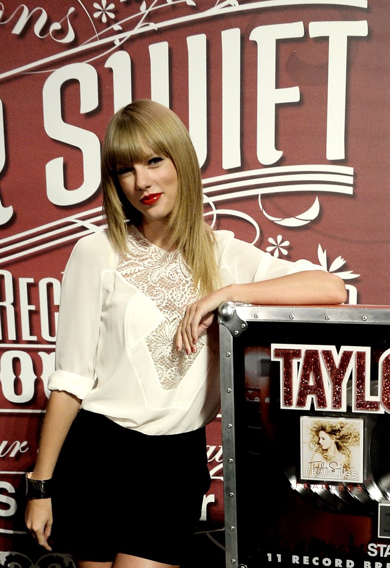 Taylor Swift at Staples Center Press Conference — photo 110