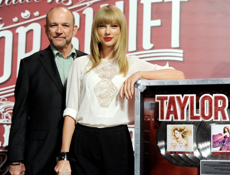 Taylor Swift at Staples Center Press Conference — photo 146