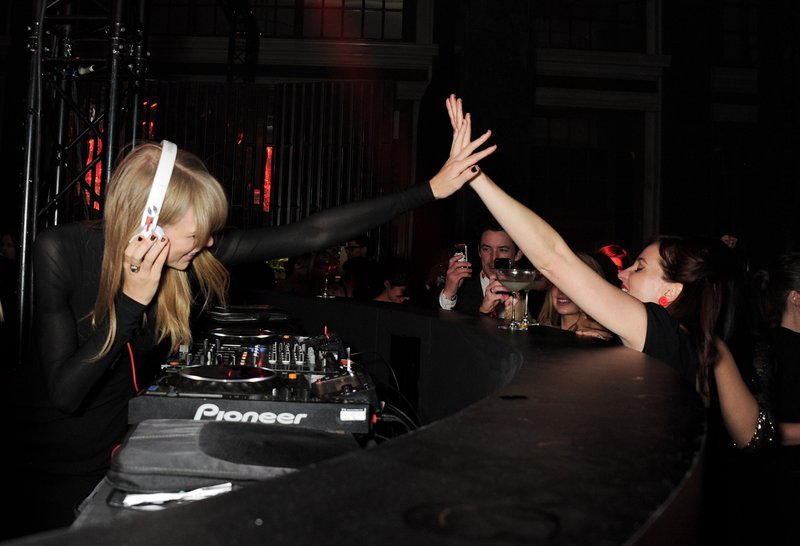 Taylor Swift at Universal Music Brits Party — photo 9