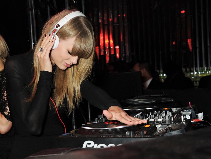 Taylor Swift at Universal Music Brits Party — photo 30
