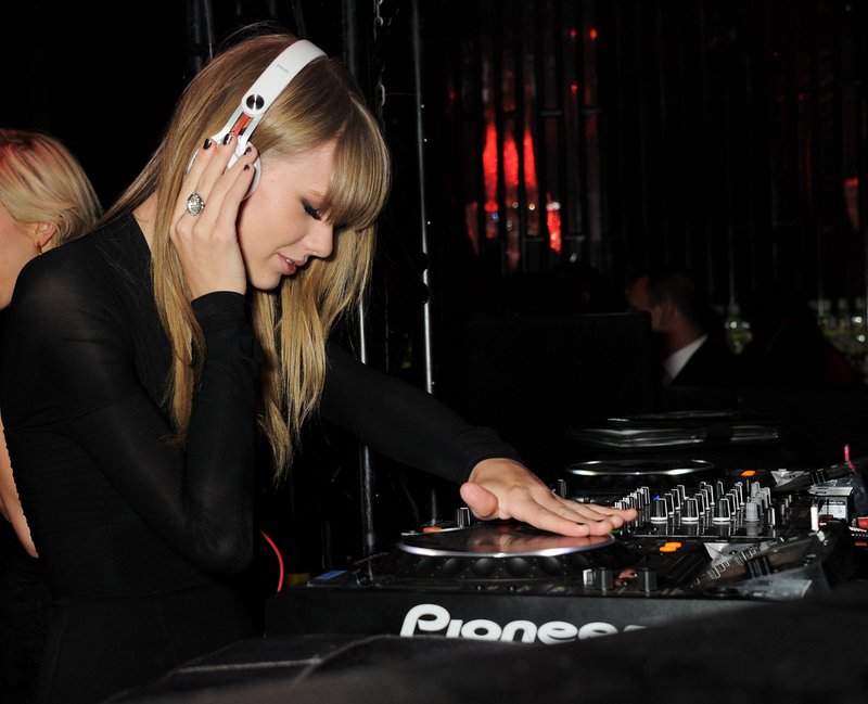 Taylor Swift at Universal Music Brits Party — photo 31