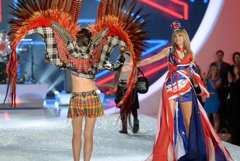 Taylor Swift at 2013 Victoria's Secret Fashion Show — photo 48