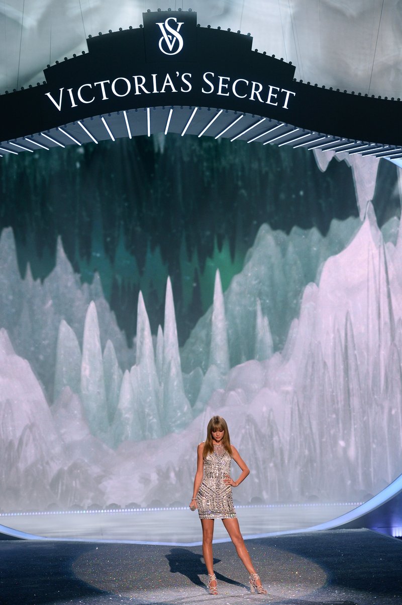 Taylor Swift at 2013 Victoria's Secret Fashion Show — photo 96