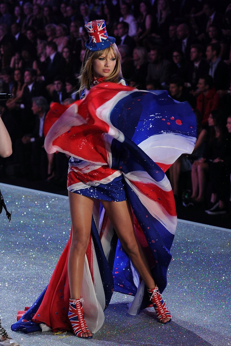 Taylor Swift at 2013 Victoria's Secret Fashion Show — photo 110