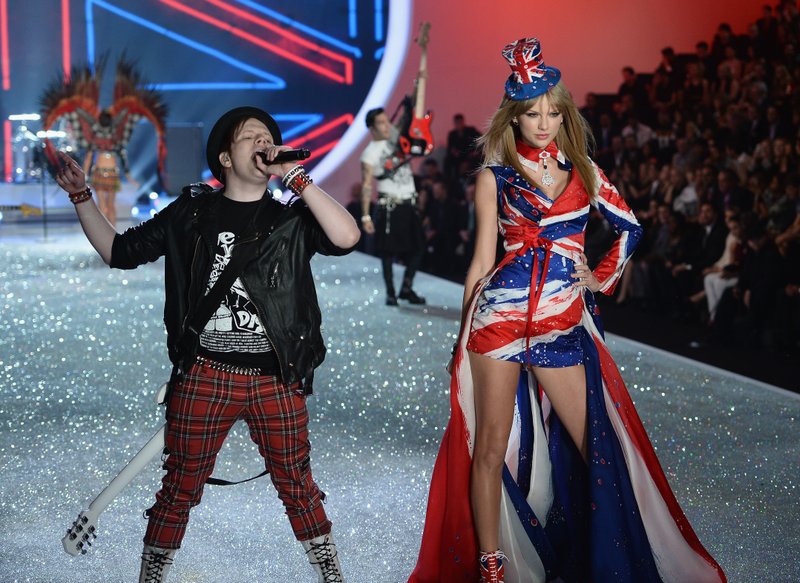 Taylor Swift at 2013 Victoria's Secret Fashion Show — photo 115