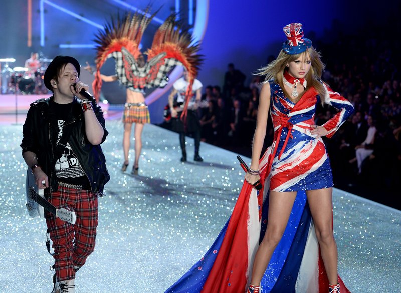 Taylor Swift at 2013 Victoria's Secret Fashion Show — photo 118