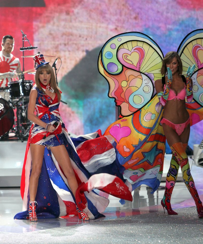 Taylor Swift at 2013 Victoria's Secret Fashion Show — photo 120