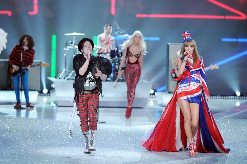 Taylor Swift at 2013 Victoria's Secret Fashion Show — photo 170