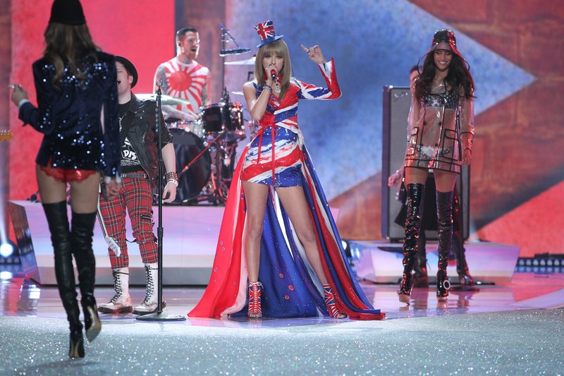 Taylor Swift at 2013 Victoria's Secret Fashion Show — photo 239