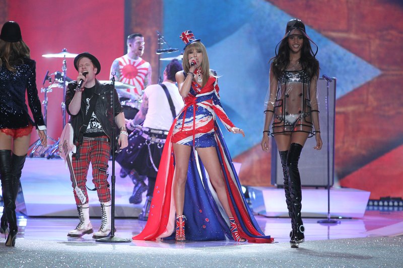 Taylor Swift at 2013 Victoria's Secret Fashion Show — photo 241