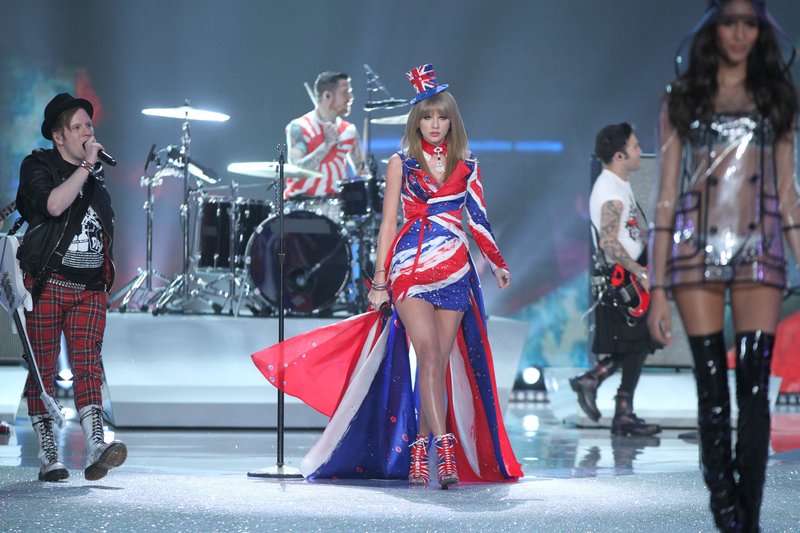 Taylor Swift at 2013 Victoria's Secret Fashion Show — photo 246
