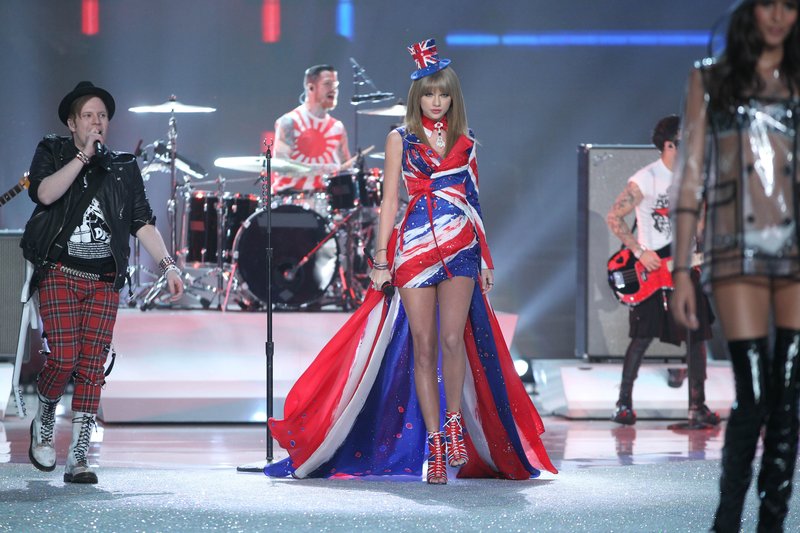 Taylor Swift at 2013 Victoria's Secret Fashion Show — photo 247