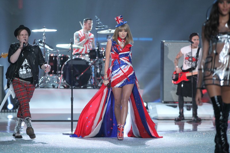 Taylor Swift at 2013 Victoria's Secret Fashion Show — photo 248