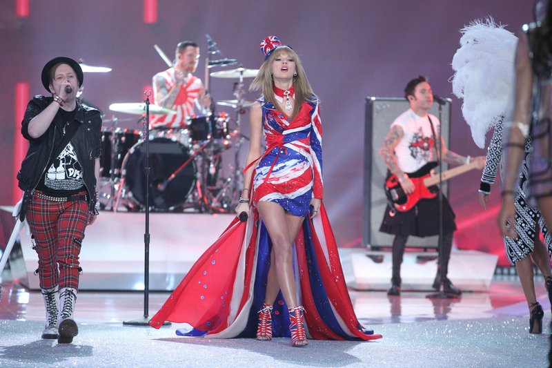 Taylor Swift at 2013 Victoria's Secret Fashion Show — photo 249