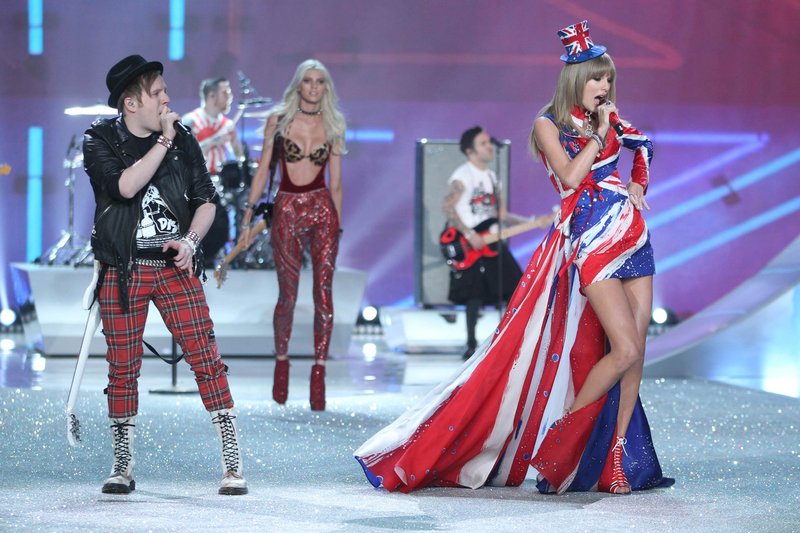 Taylor Swift at 2013 Victoria's Secret Fashion Show — photo 250