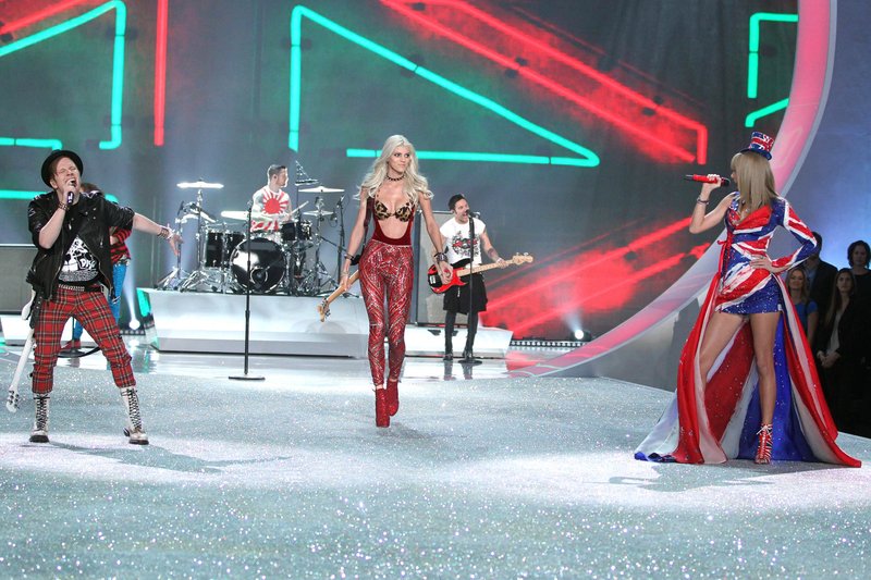 Taylor Swift at 2013 Victoria's Secret Fashion Show — photo 252