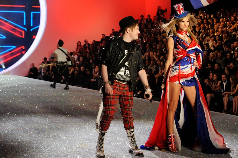 Taylor Swift at 2013 Victoria's Secret Fashion Show — photo 290