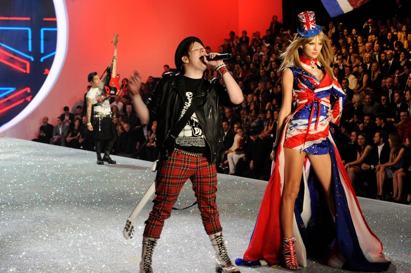 Taylor Swift at 2013 Victoria's Secret Fashion Show — photo 299