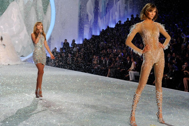 Taylor Swift at 2013 Victoria's Secret Fashion Show — photo 302