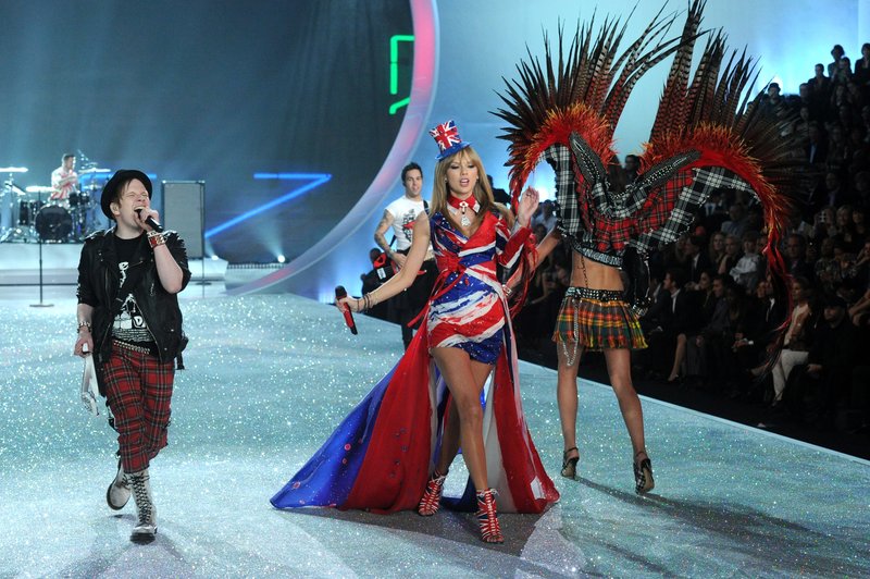 Taylor Swift at 2013 Victoria's Secret Fashion Show — photo 385