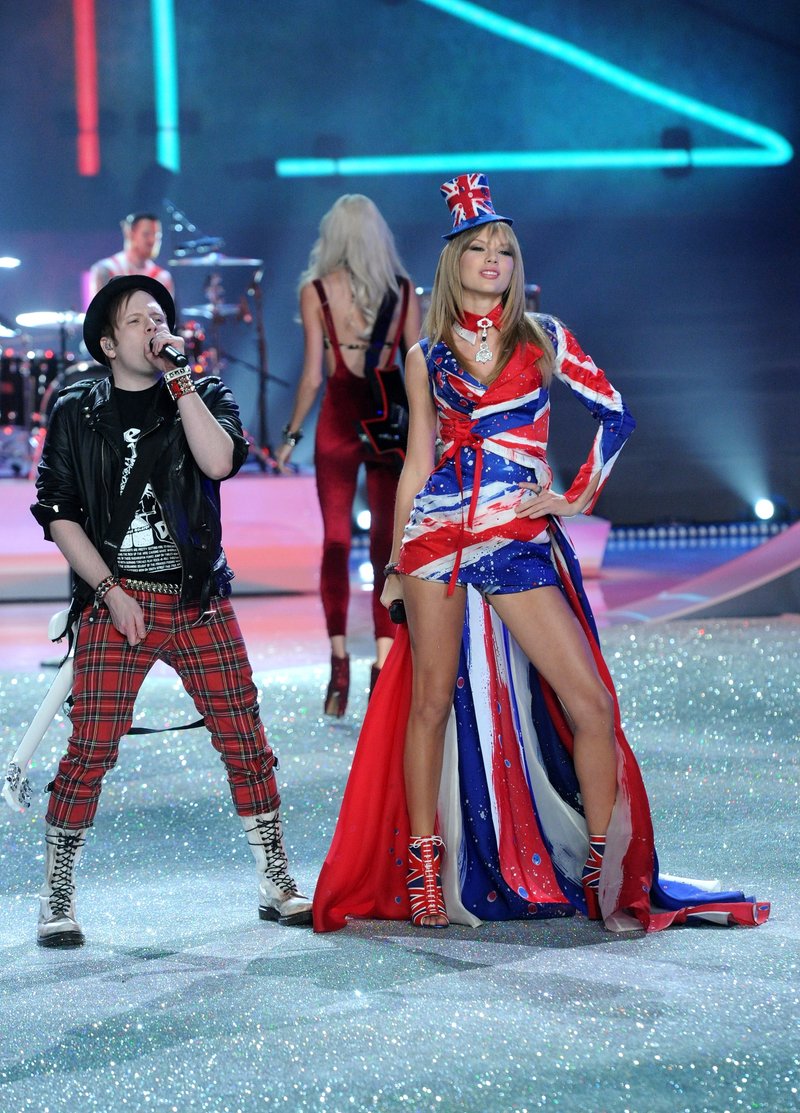 Taylor Swift at 2013 Victoria's Secret Fashion Show — photo 386
