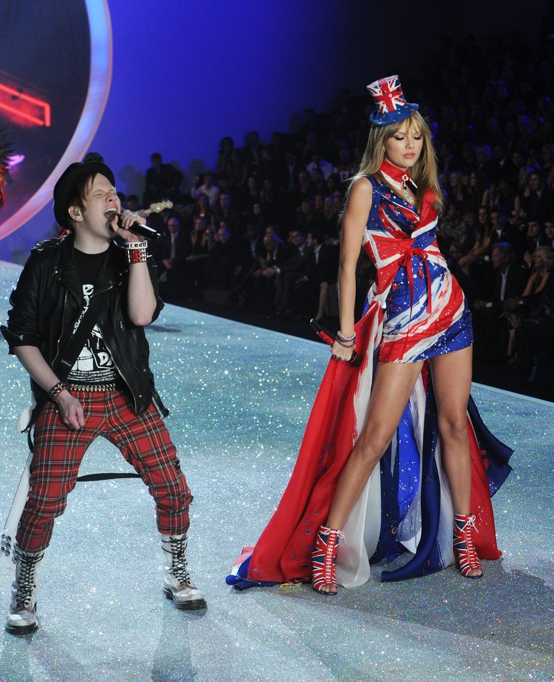 Taylor Swift at 2013 Victoria's Secret Fashion Show — photo 388