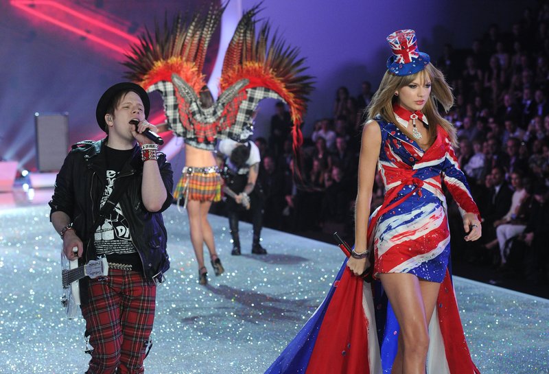 Taylor Swift at 2013 Victoria's Secret Fashion Show — photo 389