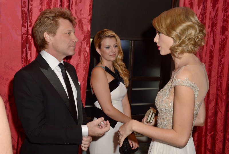 Taylor Swift at Winter Whites Gala — photo 7