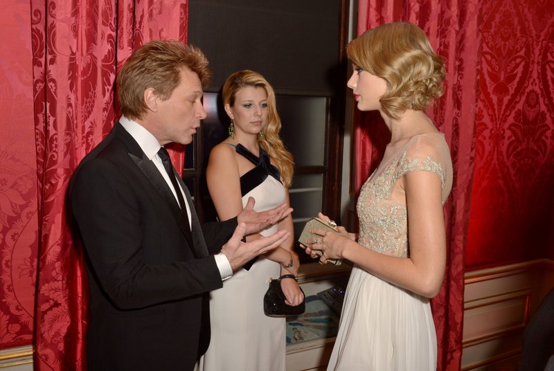 Taylor Swift at Winter Whites Gala — photo 32