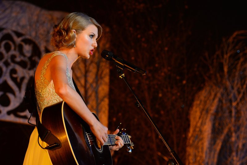 Taylor Swift at Winter Whites Gala — photo 149